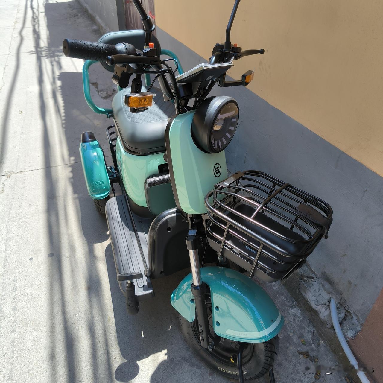 今天提了一辆新车，全款

毕竟咱的经济实力在那里搁着，不需要贷款，不需要分期，买