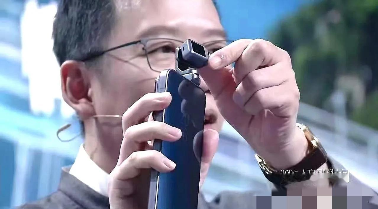 PHONE  
荣耀 ROBOT PHONE 真机今天在吴晓波科技人文秀首次线下