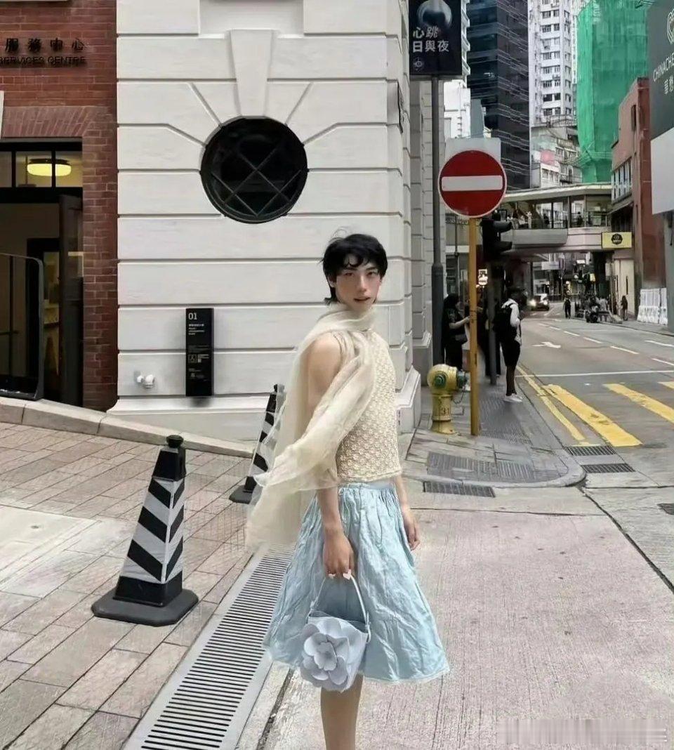 这个人是在模仿亨利吗？ 