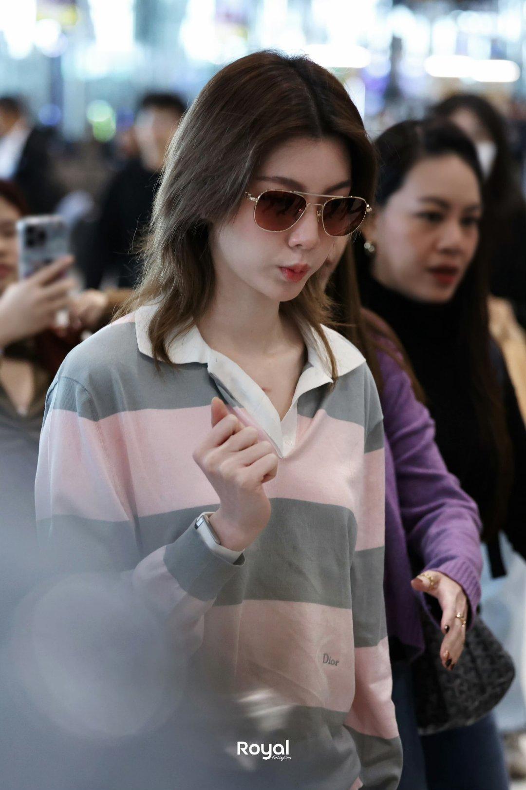 哪哪哪看起来都很萌很好亲。。 