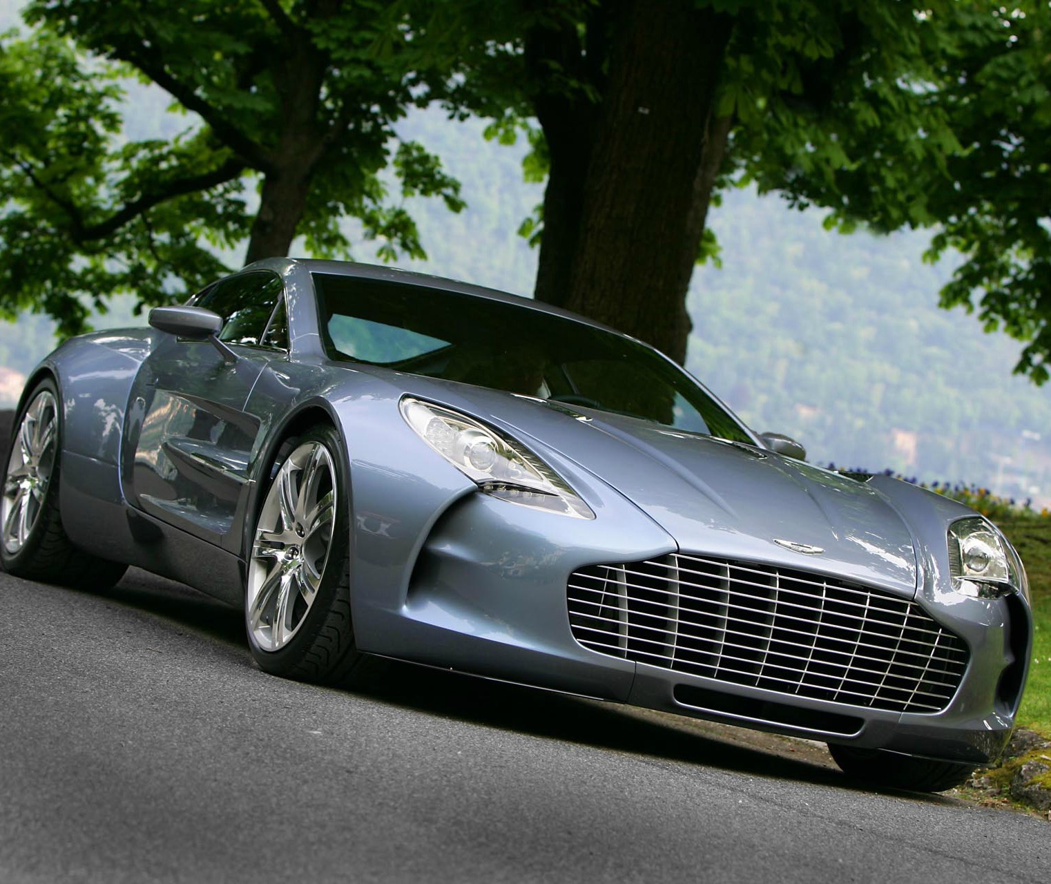 蓝色阿斯顿马丁One-77 