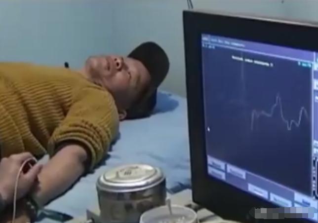 “起死回生？”2010年，湖南一61岁老汉在和妻子吵架后，一气之下喝下一整瓶农药