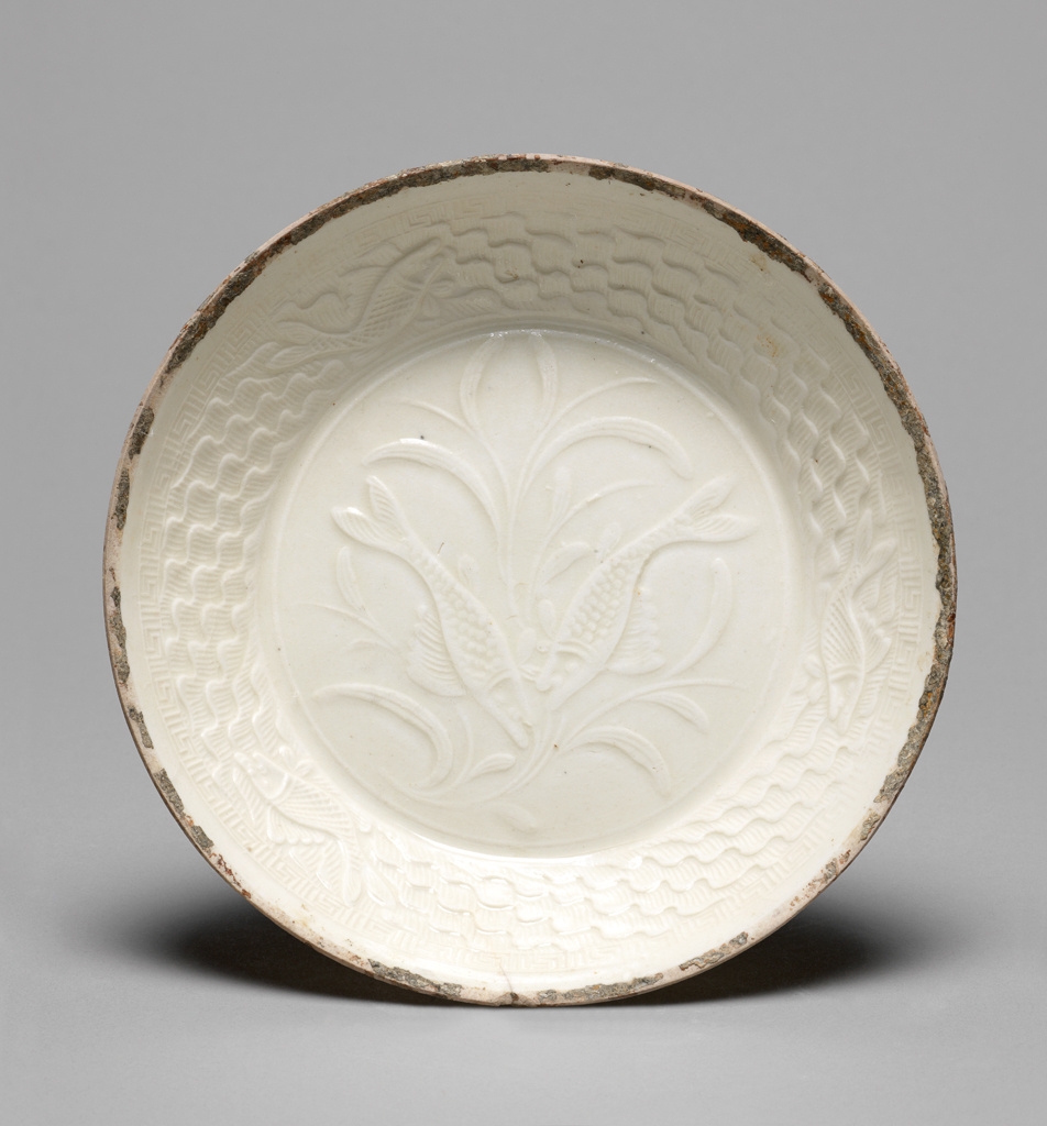 英国剑桥大学菲茨威廉博物馆收藏的宋代邢窑白瓷鱼藻纹盘 
