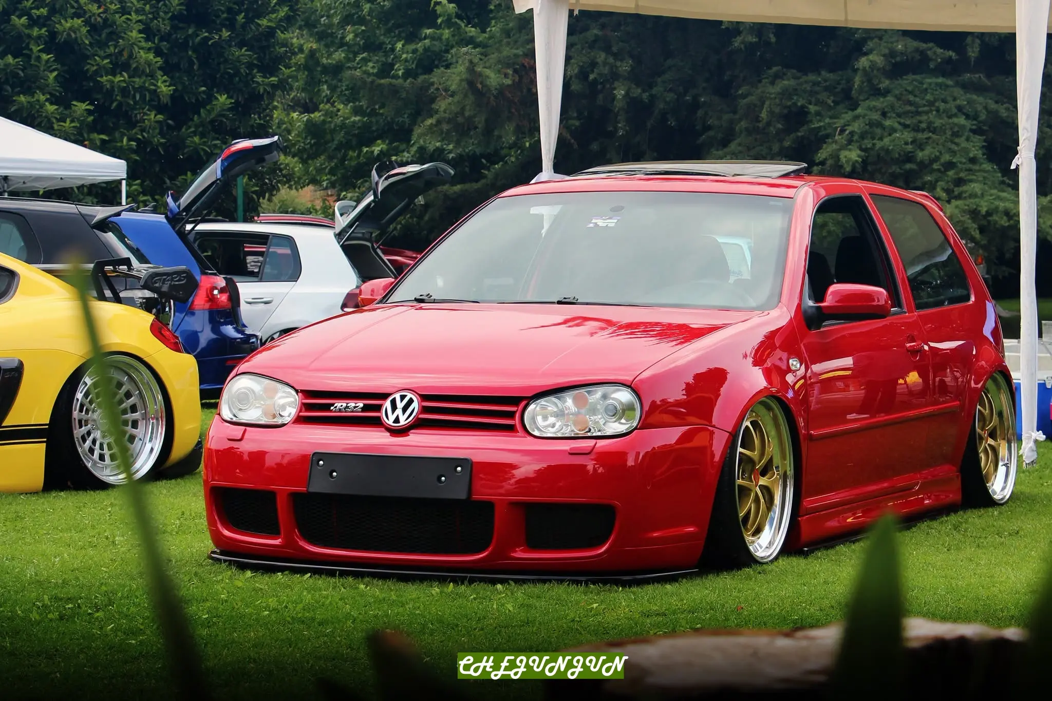红色MK4。VW R32 Bagged BBS