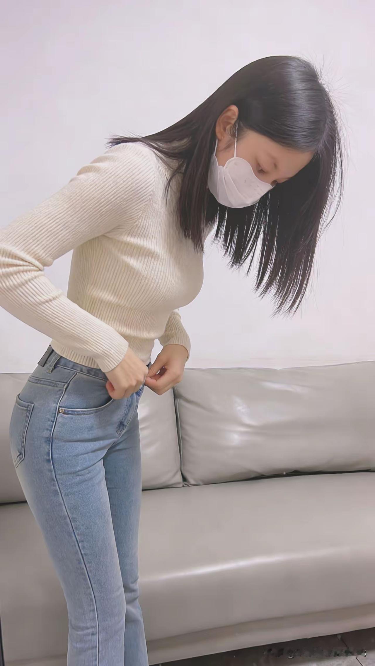 ✨ 米色针织衫配浅蓝牛仔裤，简约穿搭也藏不住好身材。低头系扣的瞬间，温柔又带着点