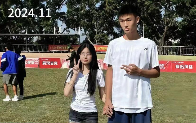 两人从高中到大学，
女朋友渐渐成为了自己攀不上的样子，
简直美成女明星了！高中同