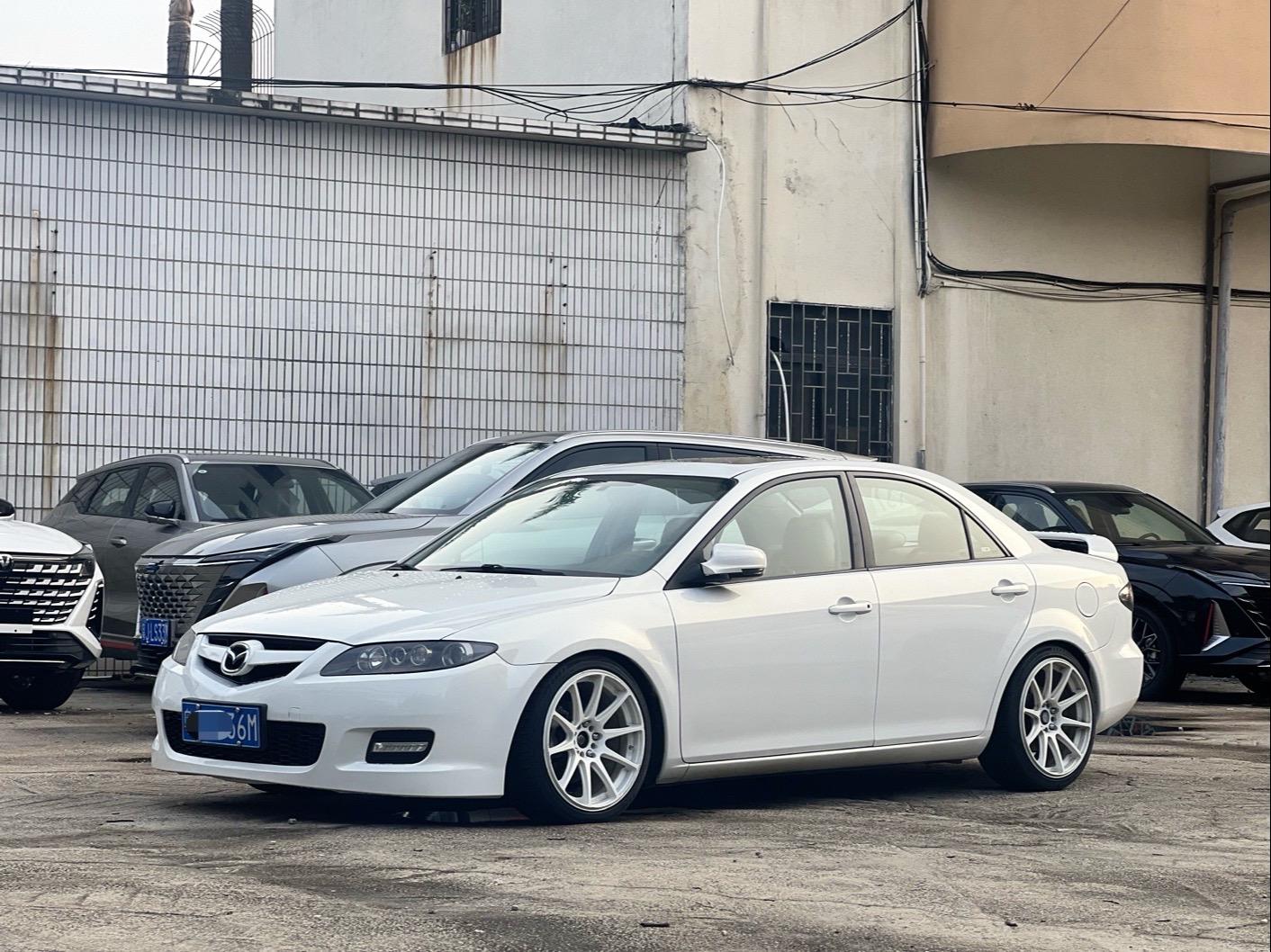 这是一台11年车龄的马自达 谈不上老车 但依旧精神