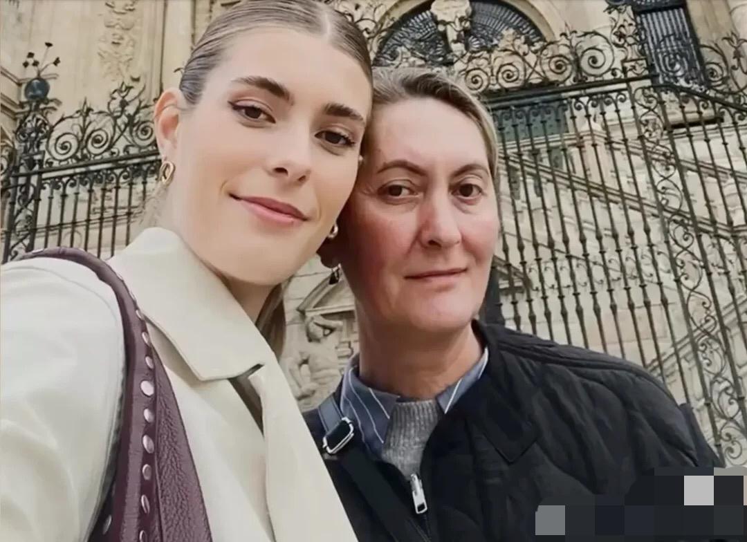 西班牙名模克里斯蒂娜
克里斯蒂娜是西班牙著名足球运动员的女儿，14岁开始自己的模