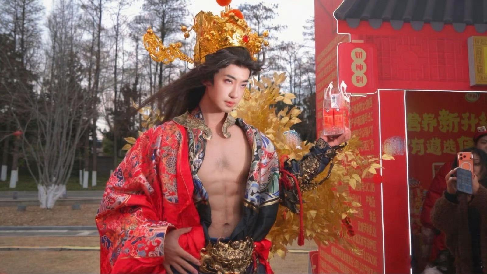 武汉灯会偶遇高颜值财神天团这届财神颜值也太卷了吧 武汉灯会的财神天团颜值封神！手