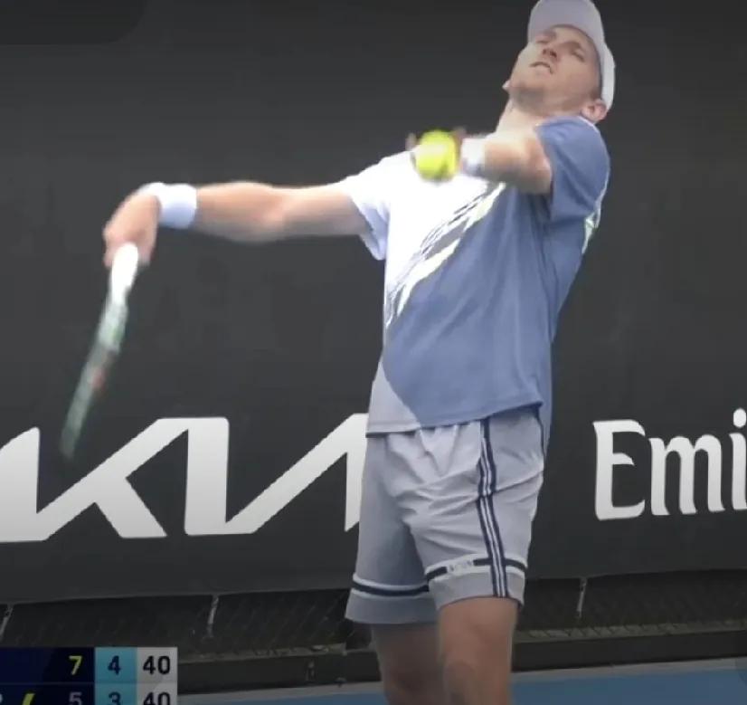 吴易昺浪费2个赛点，未能保住发球胜赛局，克鲁格逃过一劫，比分追到4-5，后发落后