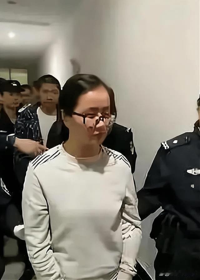 ，强化“乖乖女”与“黑老大”的反差感。
2019年合肥出了个让人跌破眼镜的事：一