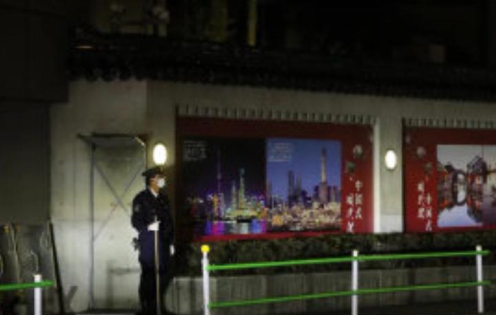 日本媒体坐实了闯入中国大使馆不法男子的身份，该男子今年二十多岁，是日本陆上自卫队