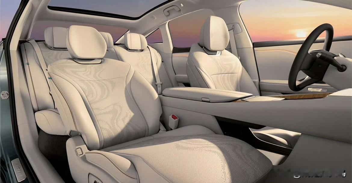 我看到这组数据，脑子里冒出一个念头：汽车终于快变成寻常物了。

这话听起来像骂人