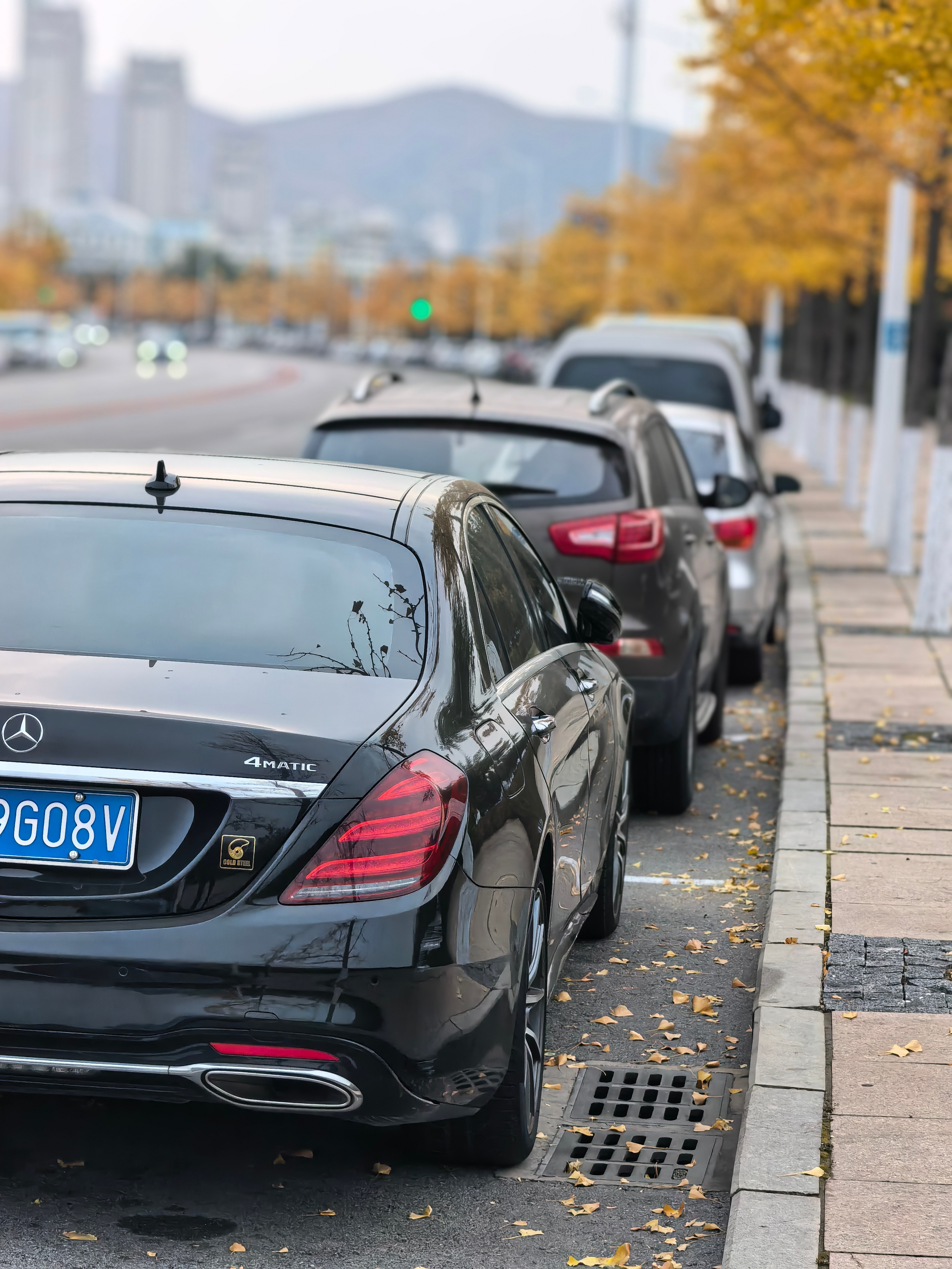 今早挑战慢跑 5km遇到一位大哥大嫂在说车应该是很热爱了，凌晨六点拍视频[太阳]