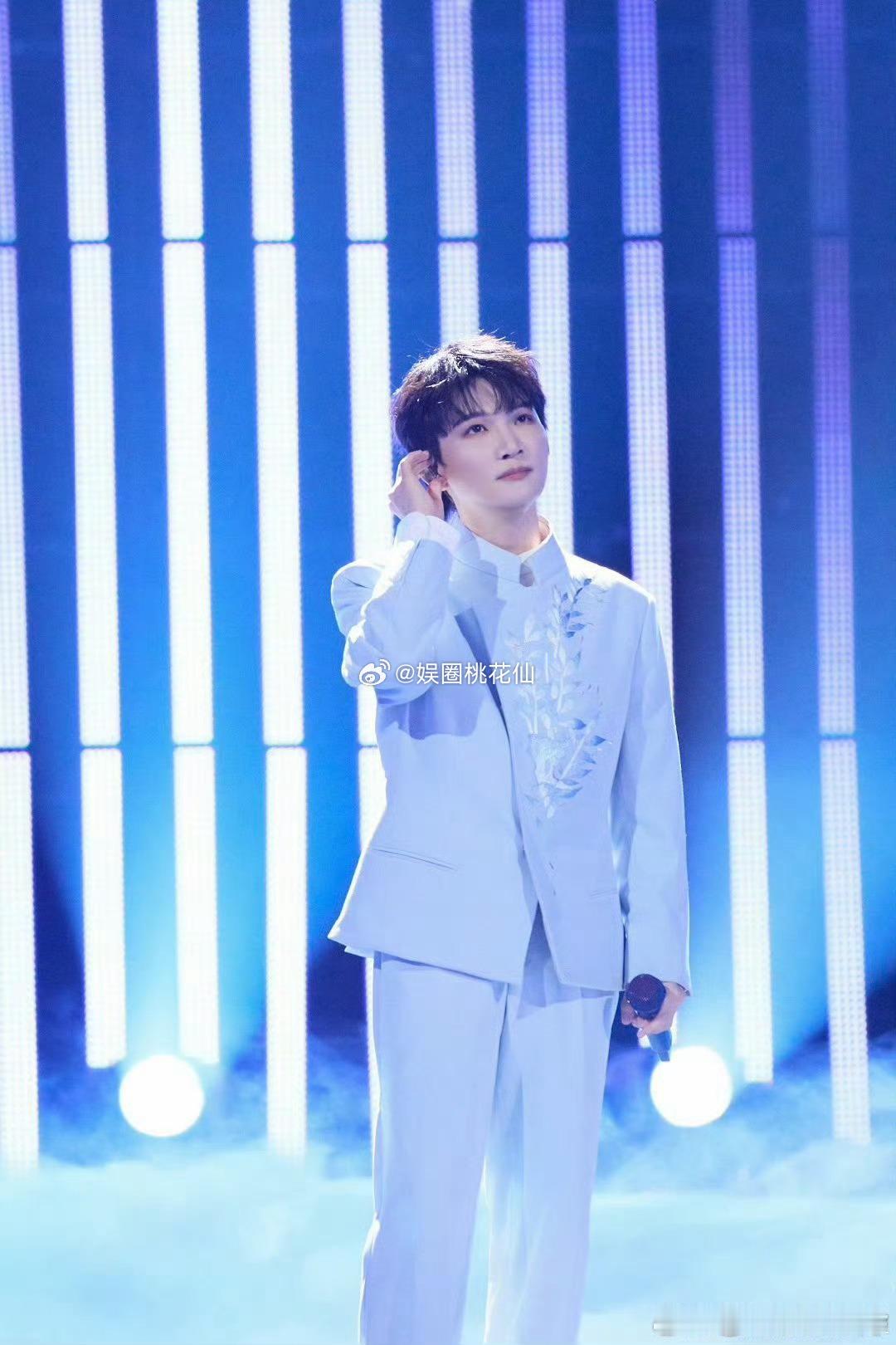 周深从杨幂张艺谋面前飞过这个细节让人看了会心一笑，周深总是这么真实又接地气。他的