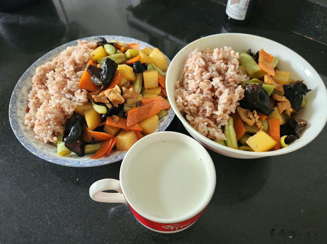 中午我用土豆、胡萝卜、木耳、肉片给自己做了一个混搭菜，正好是中午和晚上的两顿饭。