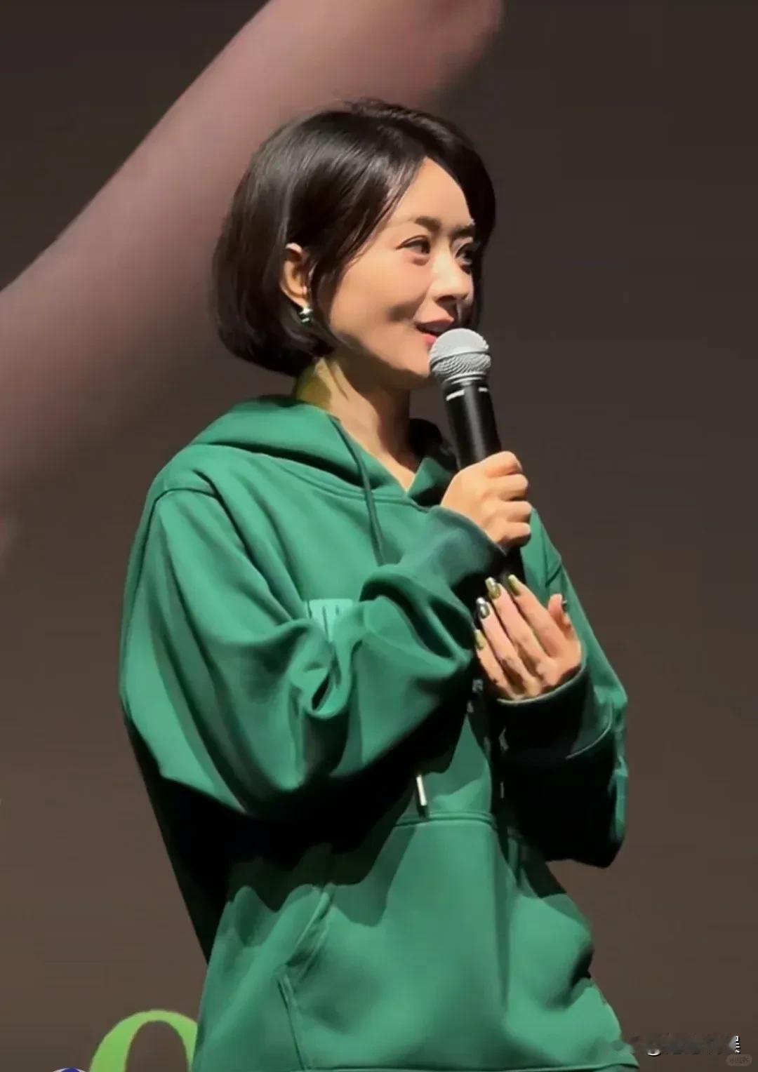 在前几天，赵丽颖凭借自己卓越的演技，一举斩获金鹰视后奖，这无疑是对她实力的最佳认