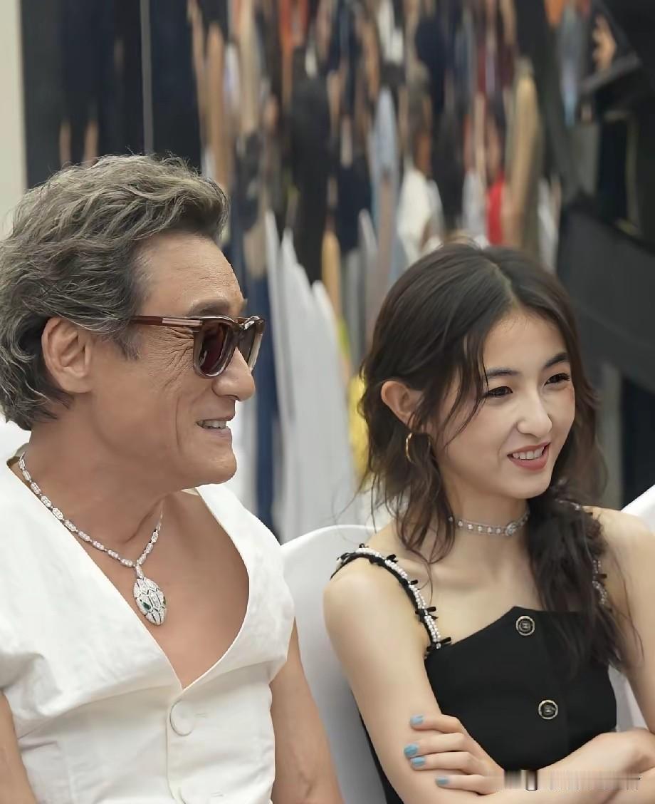 真是跨时代的画面，梁家辉出生于1958年2月1日，张子枫出生于2001年8月27