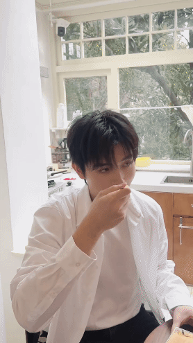 陈飞宇一个月吃了约15顿饭陈飞宇自曝一个月没吃晚饭陈飞宇自曝一个月只吃约15顿饭