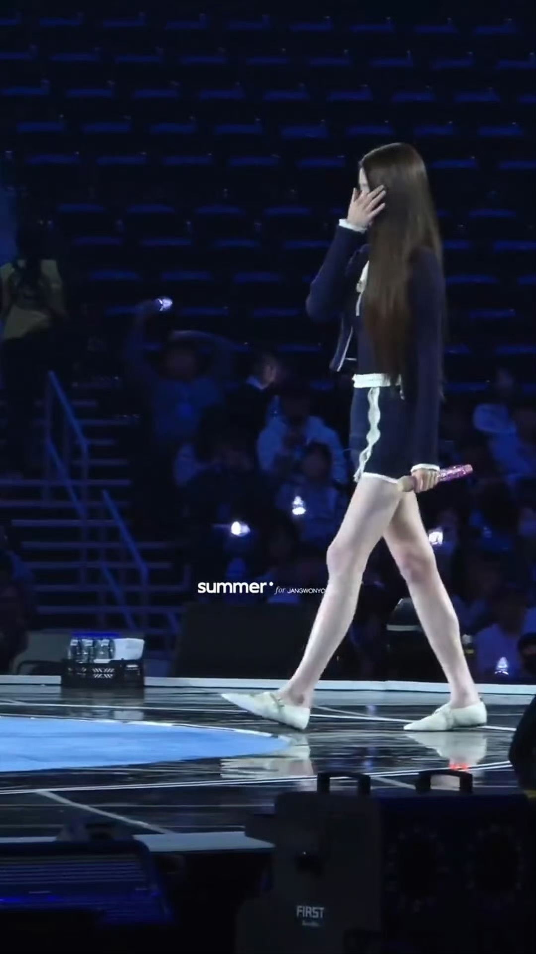 张元英身材就一个帽子厚度 她真窄窄的薄薄的，明白她为什么能303断层第一出道了，