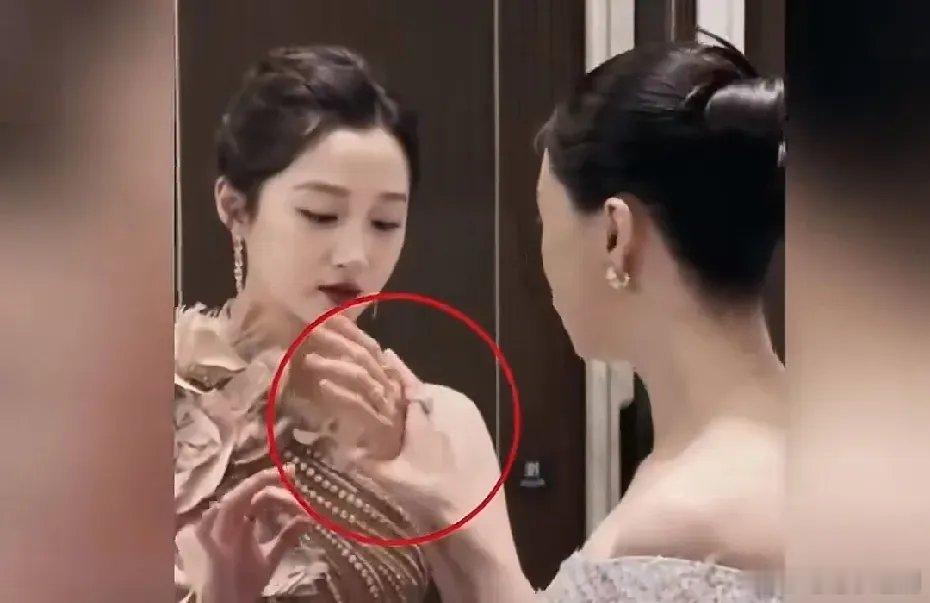 关晓彤戒指网传在白玉兰颁奖后台，关晓彤无名指戴了戒指，证明已经处于已婚或者订婚阶