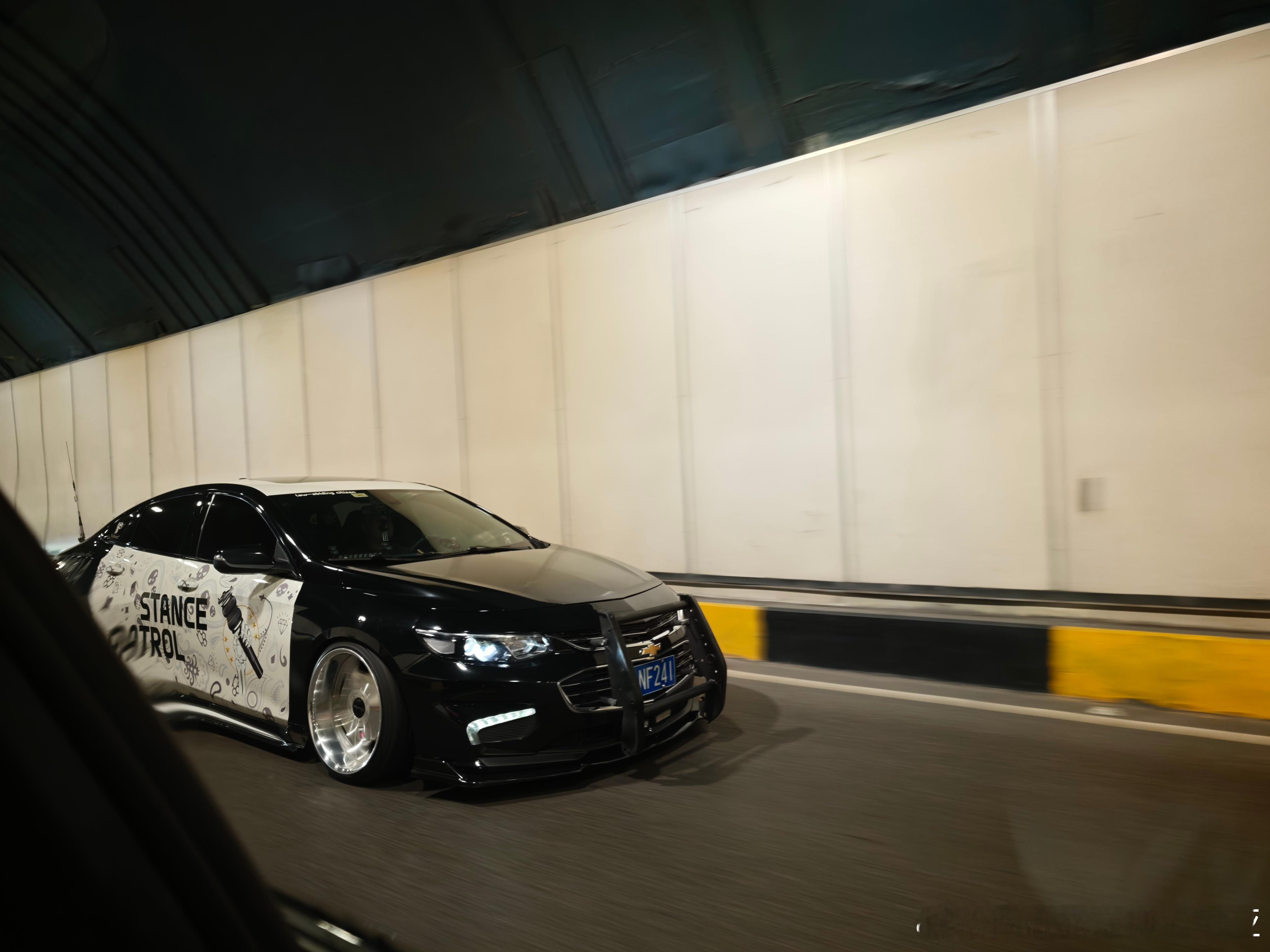 隧道里遇到一辆重庆的网红车，这也太帅了吧 重庆·两路口