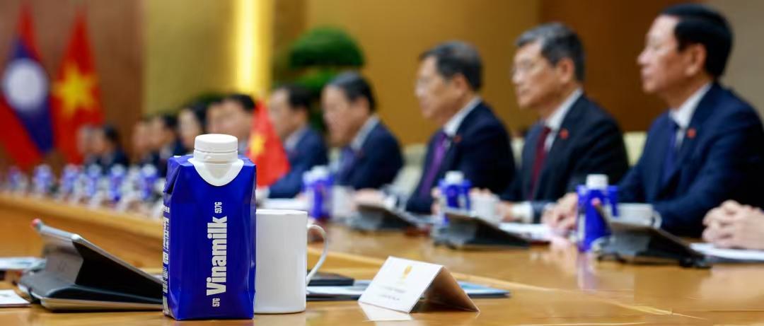 内外有别！越南自己人开会时，会场桌面仅仅摆放着茶水，而跟外国人开会时，会场桌面却