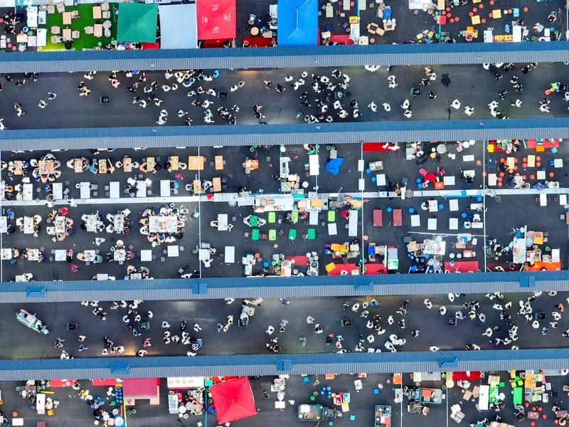 你觉得这个社会缺少什么 这社会看似繁华，实则缺了不少东西。首当其冲是真诚。现在人