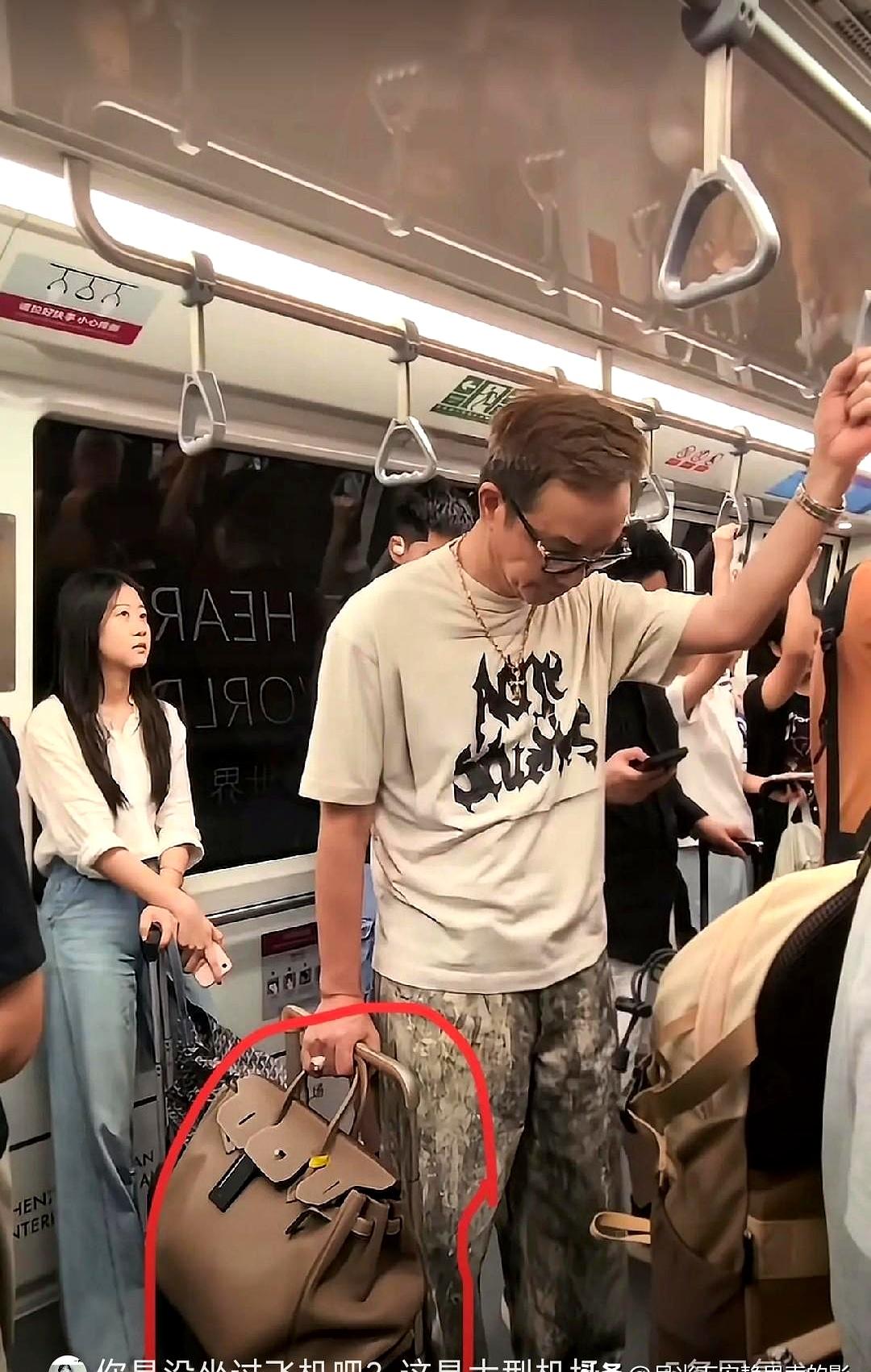 拎着十几万的爱马仕去挤机场摆渡车，这是什么新式凡尔赛？
最近，64岁的前上海首富