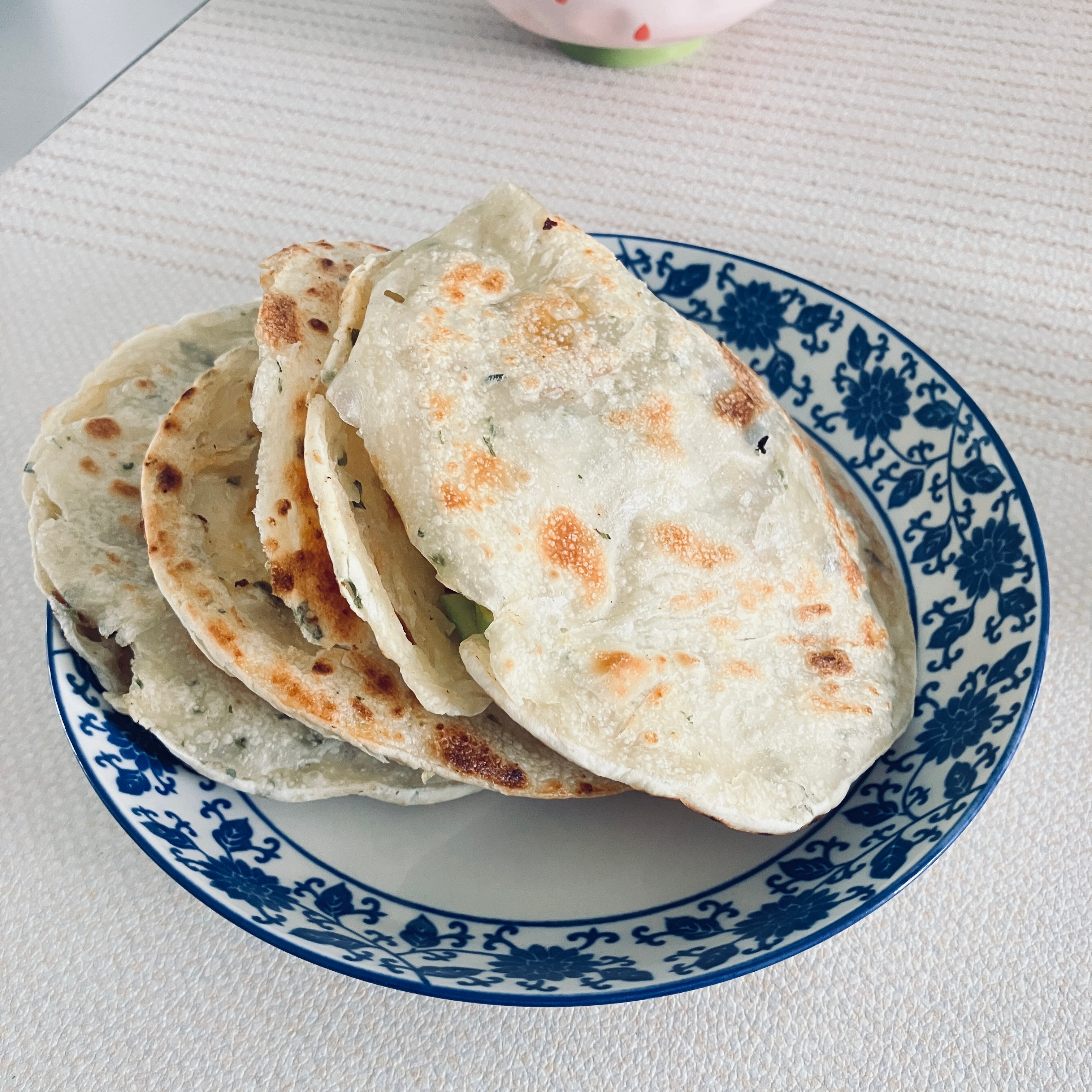 用上海葱油饼和湖南红烧肉做的陕西肉夹膜，欢迎观赏，吃是比较难吃到的… 