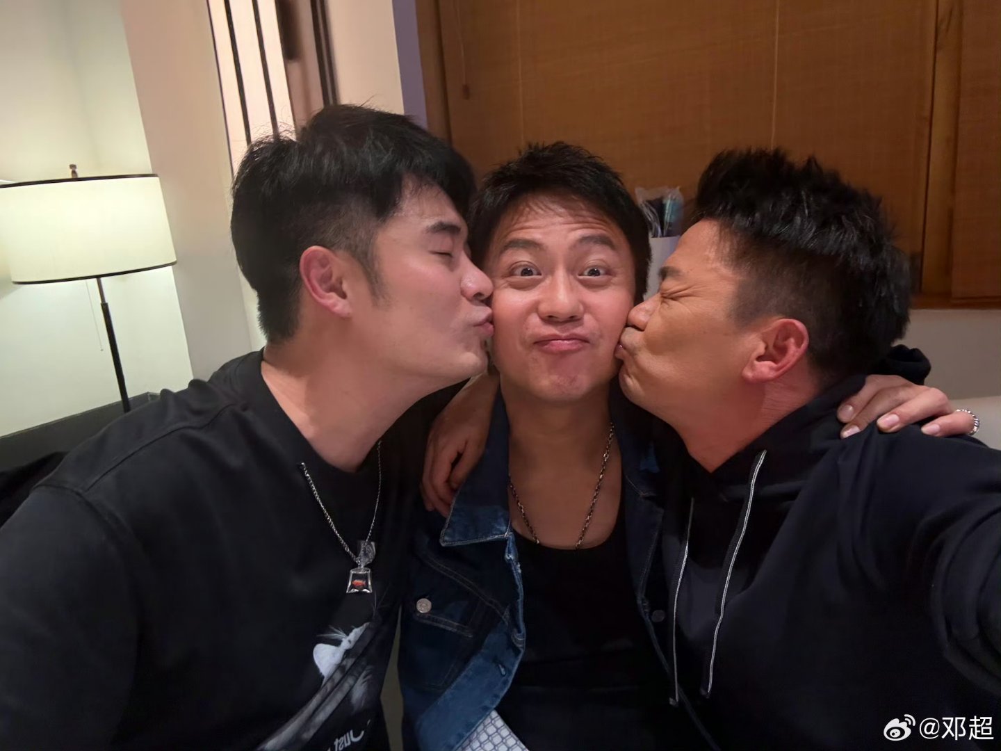 邓超陈赫王宝强亲亲合照奔跑吧兄弟[悲伤]亚比囧囧囧 go go go出发咯 ​​