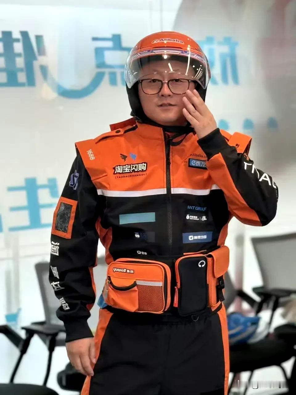 据说是淘宝闪购秋季新工服[捂脸]
恐龙特急克塞号