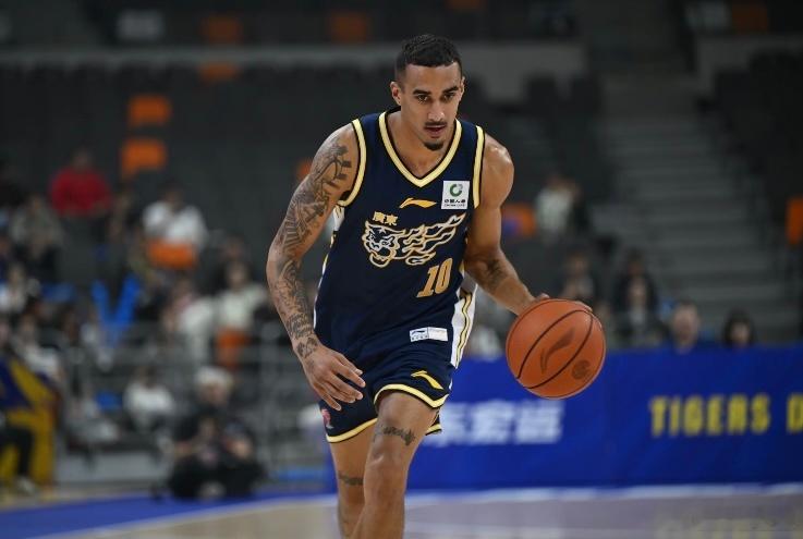 竞争激烈，新赛季广东男篮锋线群来了⬇️ 谁首发！谁替补？谁打潜力赛？ 