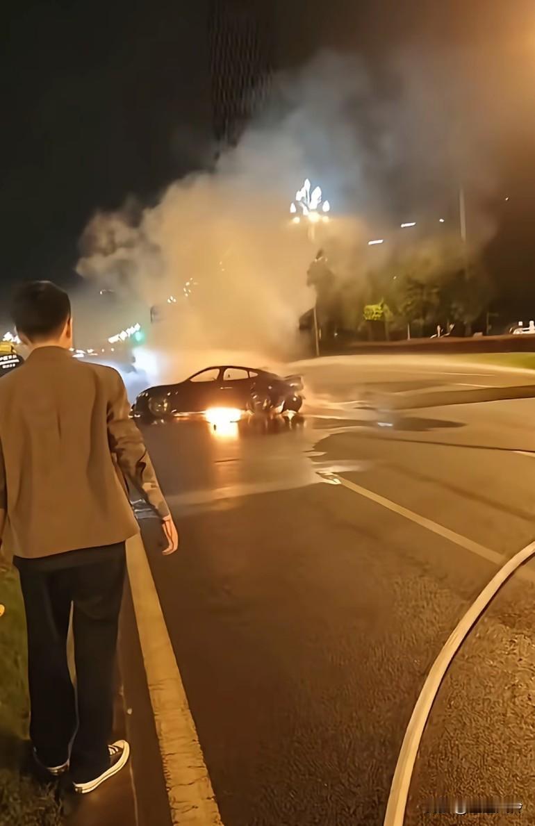 救人的小伙子他已经拼尽全力想救他，手上的血都往下流了，社会小哥，心地真的善良，用