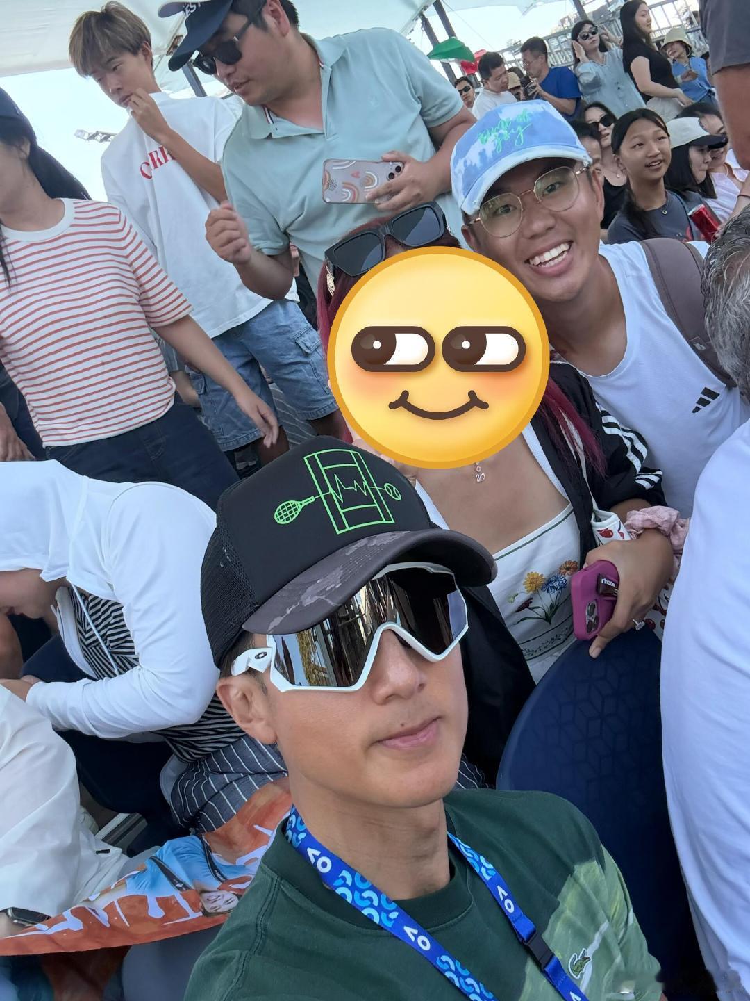 澳网偶遇吴尊和老婆澳网偶遇吴尊夫妇 澳网偶遇吴尊和老婆，有球迷上前合影，他全程笑