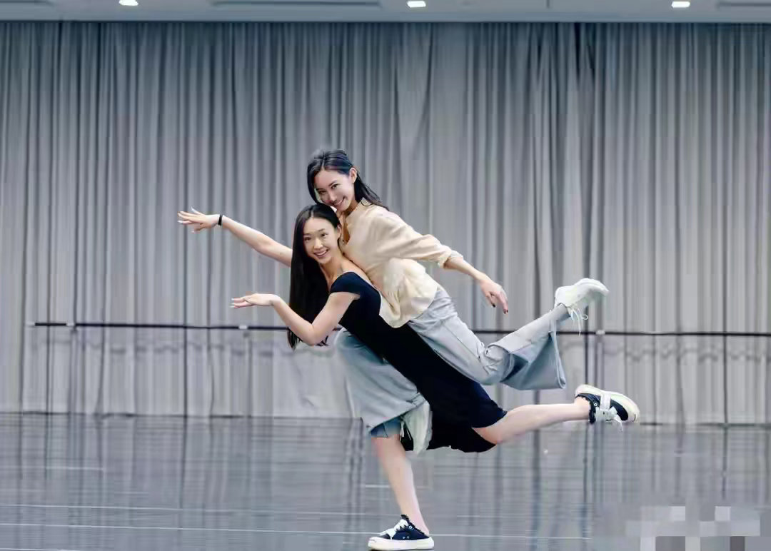 管乐和朱洁静这个动作一般人真模仿不来，太考验核心力量了 