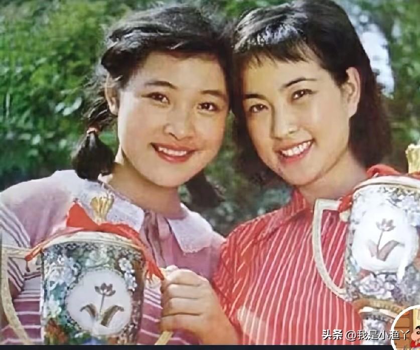 看到刘晓庆、陈冲手牵手同台合唱《绒花》，瞬间梦回当年的《小花》，双女主再次同台，
