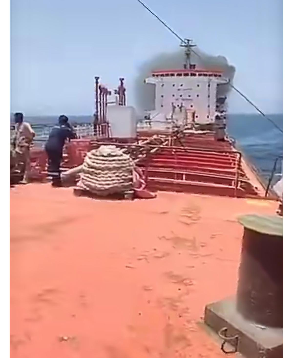 阿曼海事安全中心报告称，一艘载有 24 名印度船员的油轮在距阿曼海岸 52 英里