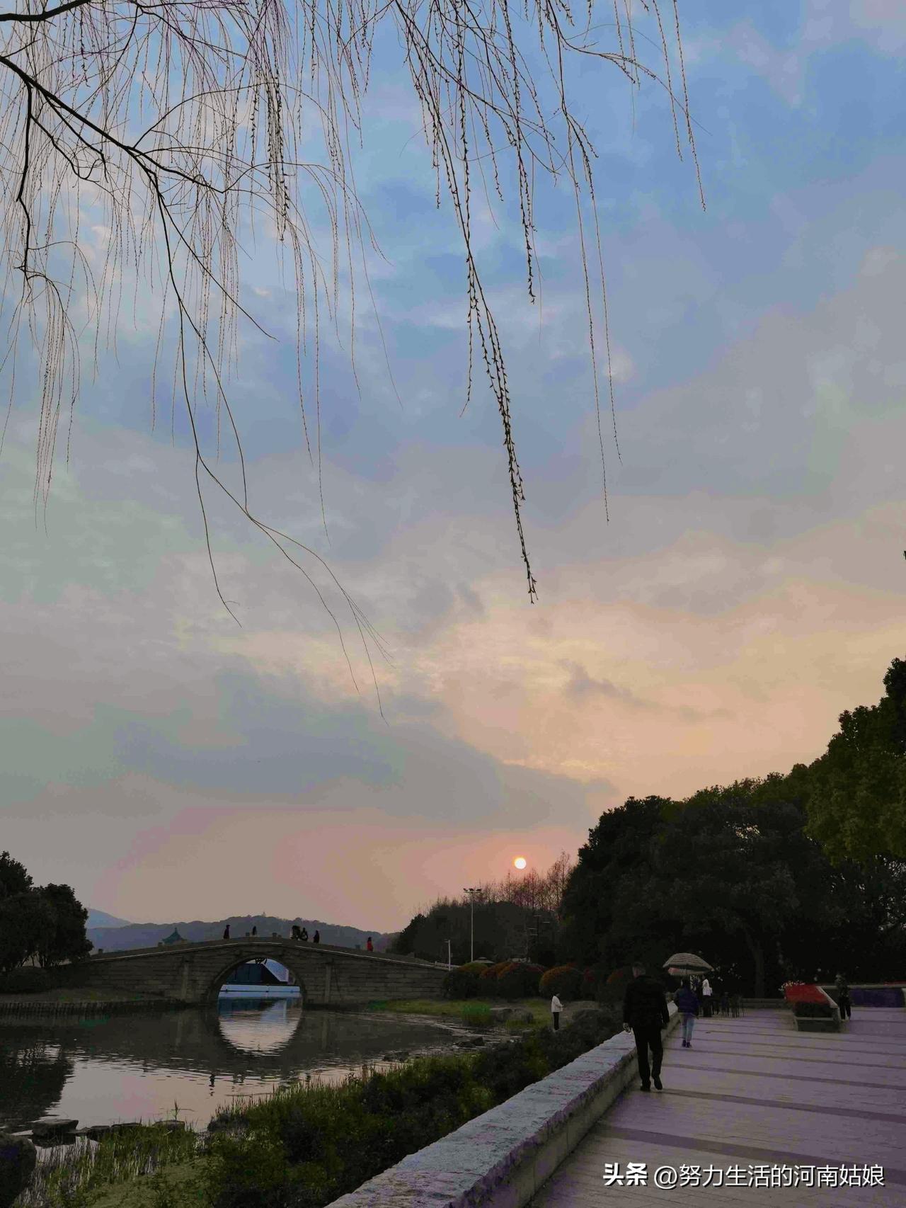 我的今日状态：💰期待暴富
我这里的天气：🌤️多云
今天周四，日子又悄悄过半。