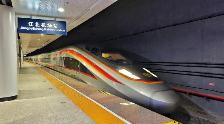 最近铁路调图，原来跑成都东—沙坪坝的G8665/8664次复兴号，直接把终点“顶