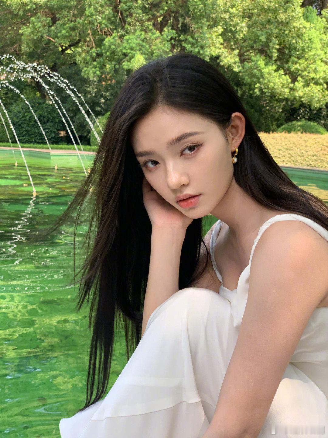 #林允荡领吊带长裙#林允好美！荡领白色吊带长裙真的太适合了，白月光感觉MAX ！