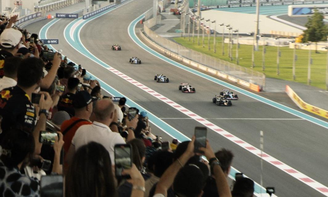 为什么F1车手开车基本躺坐的状态？难道是为了重心更低，不容易侧滑，或者翻车？
其