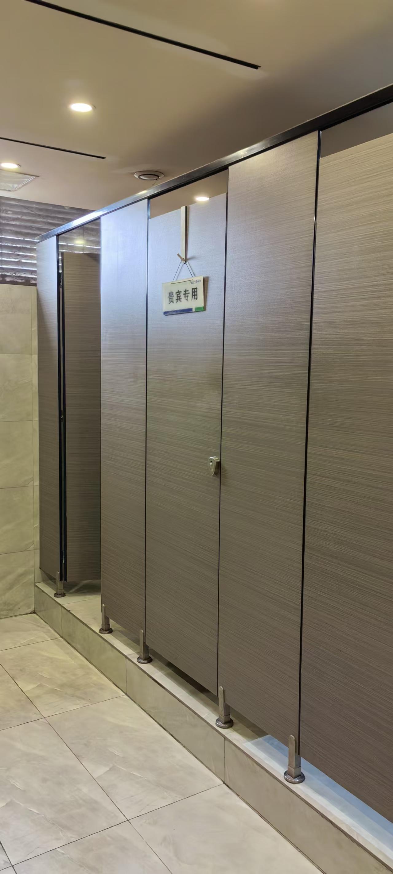 这扇写着 “贵宾专用” 的隔间门，像根细针戳破了 “平等” 的软泡泡 —— 连最