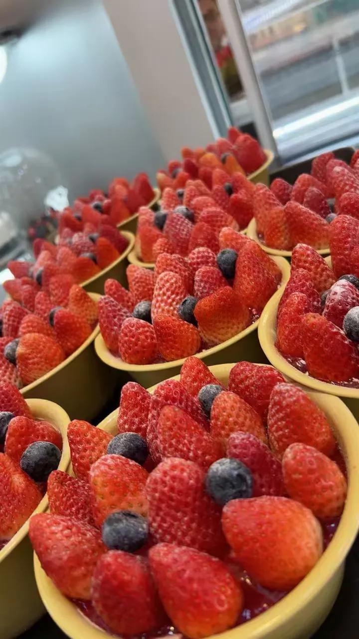 我妻子的衣物，一旦显得不再崭新，便会被她舍弃。而我的内裤，即便裆部已出现破洞，也