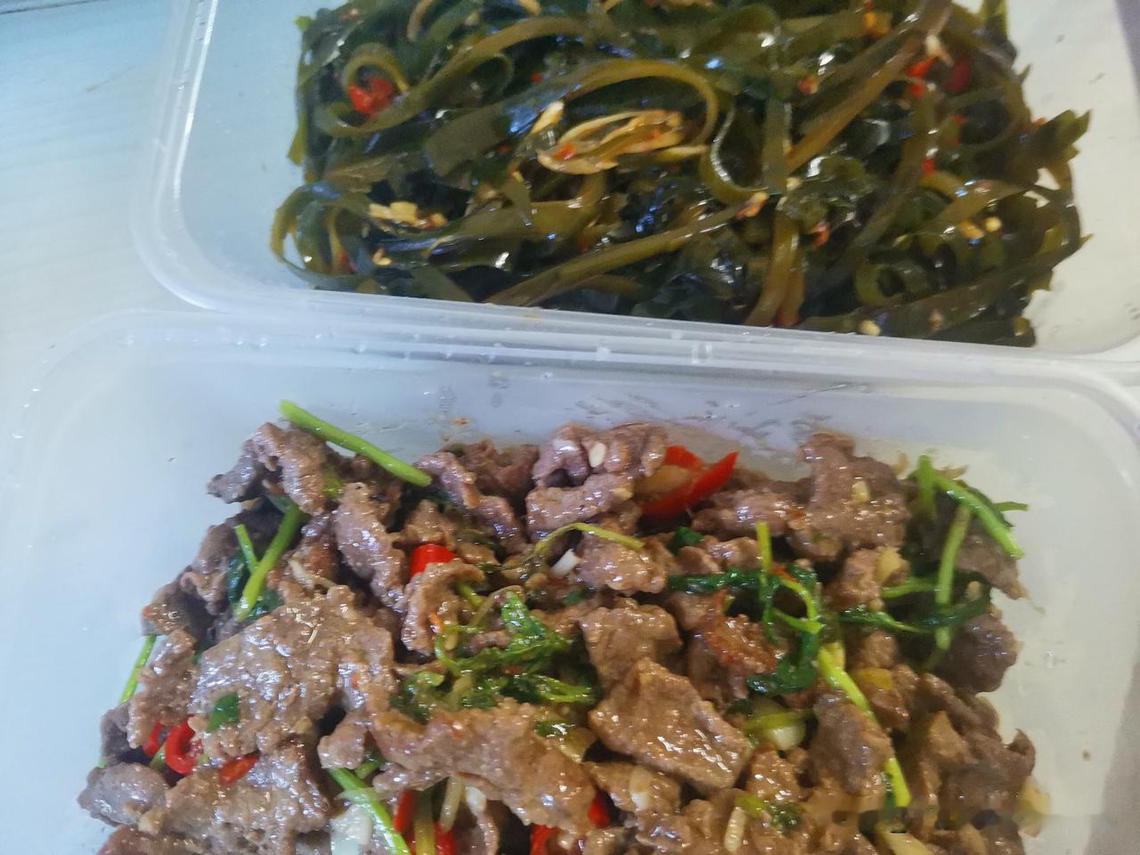 今天早上老伴6点就起床做饭了，她今天上班3倍工资，不过厂里面不开饭，自己拿饭拿菜