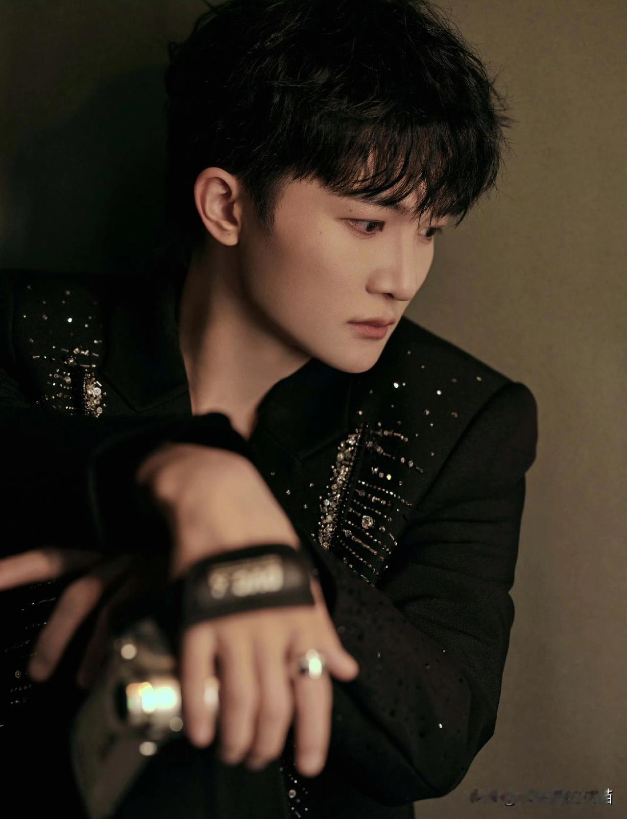 确实，深深一张口就是故事感的嗓音，配上《庆余年》的剧情，简直像给剧集注入了灵魂。