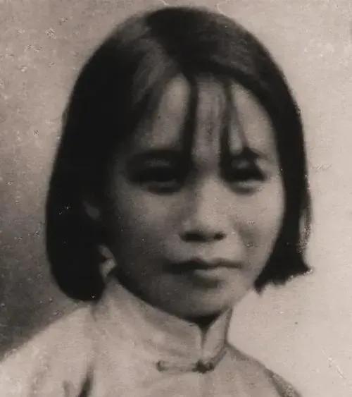 1943年，日军将女战士许如梅残忍地钉在一棵树上，可她拒不招供。突然，日军放出一