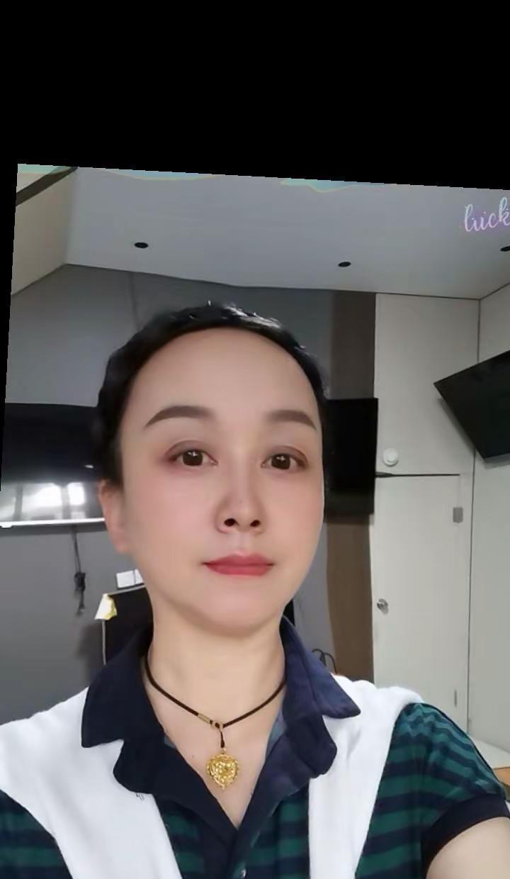 岁月这本大书，一页页静静翻过，每个人都踏着时光的车轮不断前行。既然留不住流逝的时