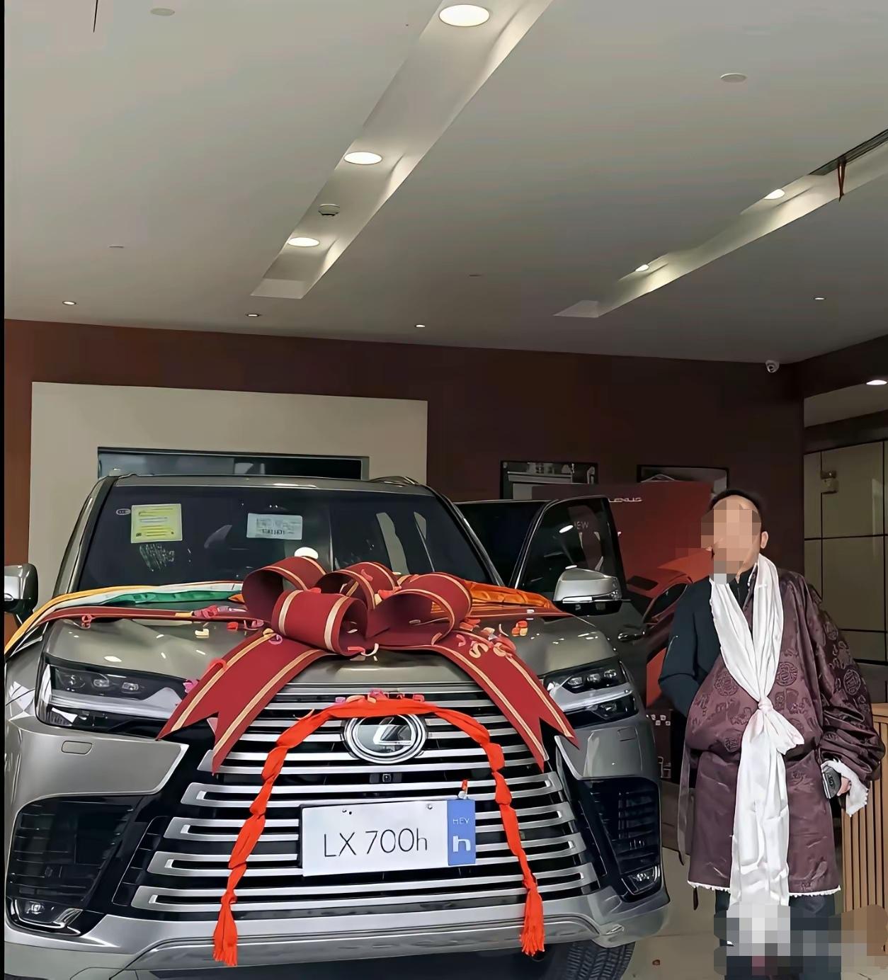 藏族的人民真有钱，一百多万的越野车啊，看到这个照片，我想到了一个有意思的故事。