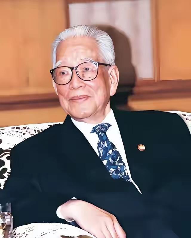 袁宝华，1916年出生于河南南召。1934年他以优异成绩考入北京大学，1935年